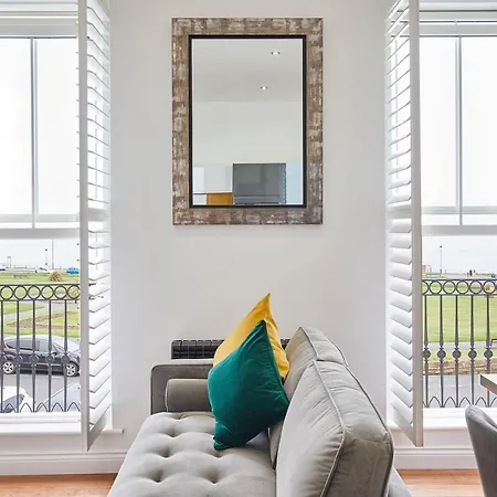 Host & - The Connell וויטבי