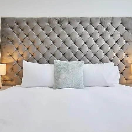 Host & - The Connell Apartman
