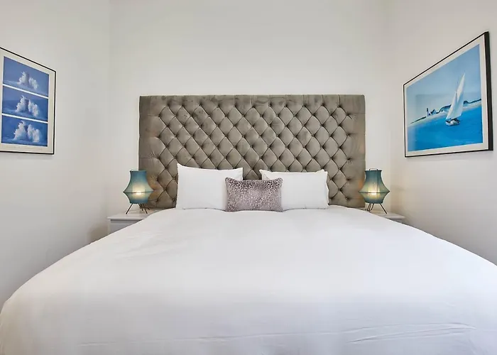 Daire Host & - The Connell Whitby